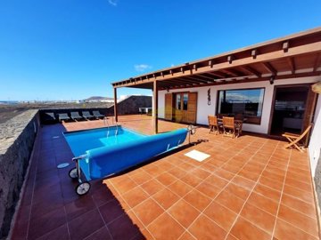 Villa with great location and sea views in Playa Blanca