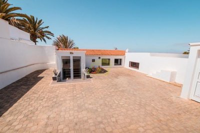 3 bedroom 3 bathroom villa in Nazaret with exceptional views and private pool