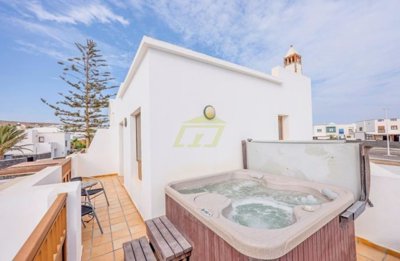 Well presented 2 bedroom villa with mountain views in Playa Blanca