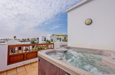 Well presented 2 bedroom villa with mountain views in Playa Blanca