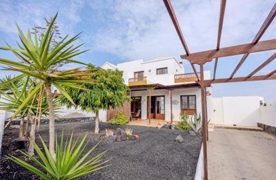 Well presented 2 bedroom villa with mountain views in Playa Blanca