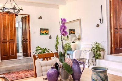 A breathtaking property with separate apartment and picturesque setting in Tias