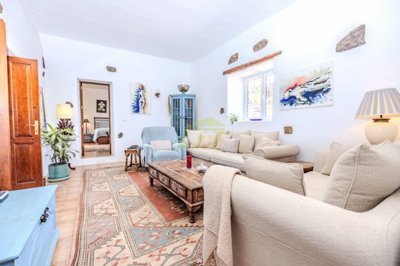 A breathtaking property with separate apartment and picturesque setting in Tias