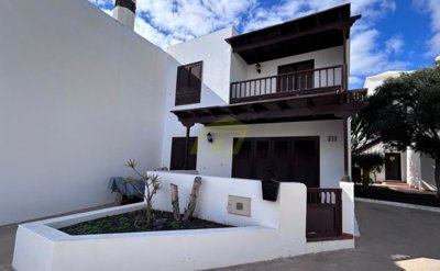 2 bedroom, 1 bathroom duplex with private parking in Costa Teguise