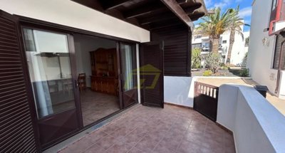 2 bedroom, 1 bathroom duplex with private parking in Costa Teguise