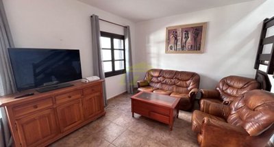 2 bedroom, 1 bathroom duplex with private parking in Costa Teguise