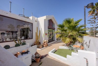 Charming corner villa in a sought after Playa Blanca complex