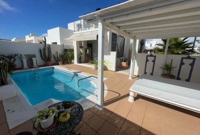 Charming corner villa in a sought after Playa Blanca complex