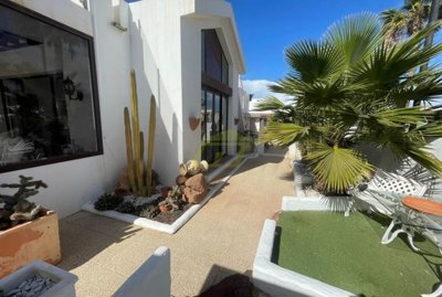 Charming corner villa in a sought after Playa Blanca complex