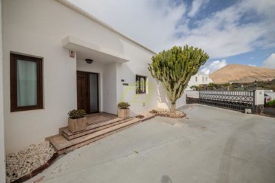 3 Bedroom Villa with sea views in Tías