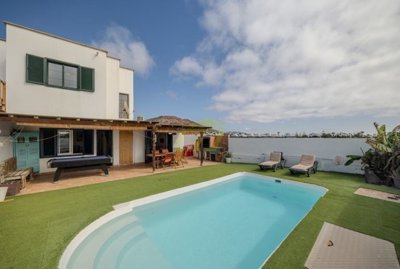 Prime location villa in Playa Blanca, spacious corner plot with pool