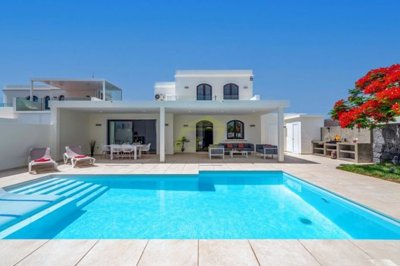 Turn key villa with heated pool and large plot in Playa Blanca