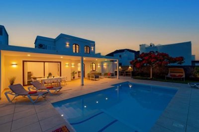 Turn key villa with heated pool and large plot in Playa Blanca