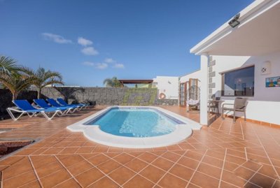 Amazing villa in prime complex with private heated pool