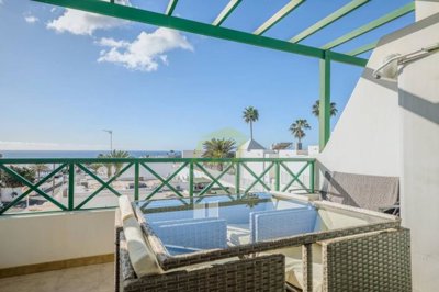 Immaculate 1 bedroom apartment with south facing balcony and sea views