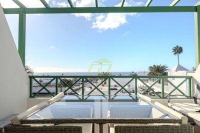 Immaculate 1 bedroom apartment with south facing balcony and sea views