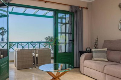 Immaculate 1 bedroom apartment with south facing balcony and sea views