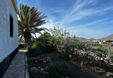 Rustic finca with beautiful views in San Bartolomé