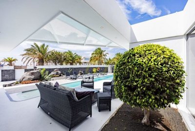 Discover your dream villa in Playa Blanca just steps from Marina Rubicón!