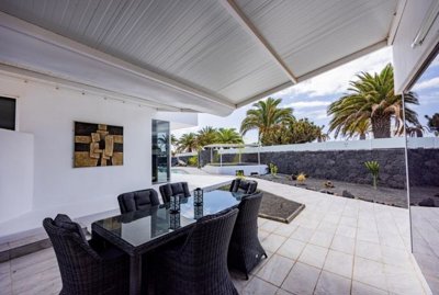 Discover your dream villa in Playa Blanca just steps from Marina Rubicón!