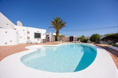 Beautiful Canarian villa with a separate apartment in Macher