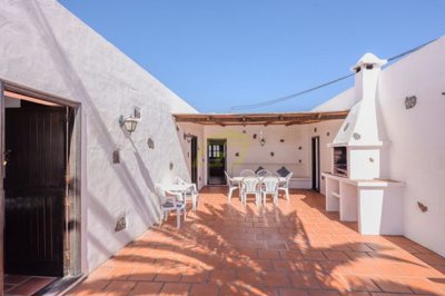 Beautiful Canarian villa with a separate apartment in Macher