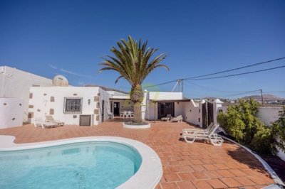 Beautiful Canarian villa with a separate apartment in Macher