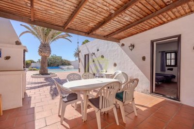 Beautiful Canarian villa with a separate apartment in Macher