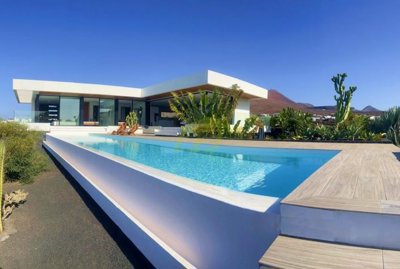 Modern villa in Las Breñas with 16m pool and stunning views