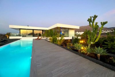 Modern villa in Las Breñas with 16m pool and stunning views