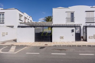 A beautiful semi detached house with outdoor space and driveway