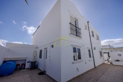 A beautiful semi detached house with outdoor space and driveway