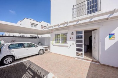 A beautiful semi detached house with outdoor space and driveway