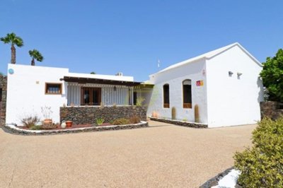 An incredible detached property with private pool in the Los Mojones area of Puerto del Carmen