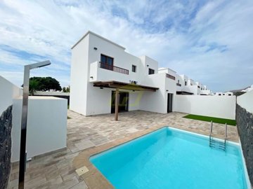 Fantastic detached 3 bedroom villa with a private pool in Playa Blanca