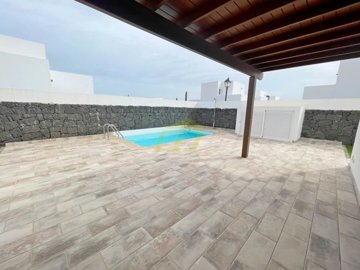 Fantastic detached 3 bedroom villa with a private pool in Playa Blanca