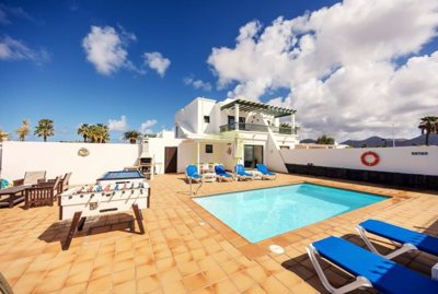 Stunning villa in a great location near town and amenities for sale in Playa Blanca