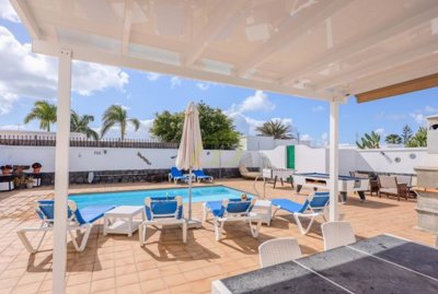 Stunning villa in a great location near town and amenities for sale in Playa Blanca