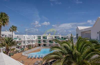 Spacious 2 bedroom apartment with communal pool in Costa Teguise