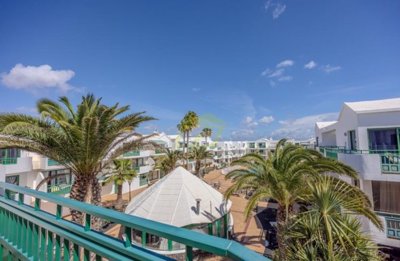 Spacious 2 bedroom apartment with communal pool in Costa Teguise