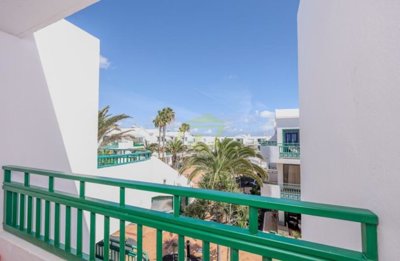 Spacious 2 bedroom apartment with communal pool in Costa Teguise