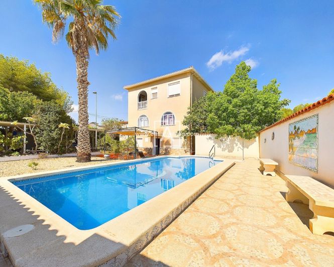 Image No.1-6 Bed Villa for sale