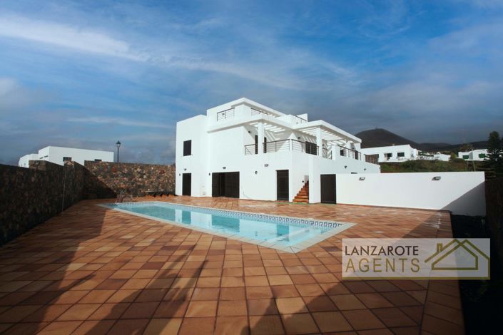 Image No.1-6 Bed Villa for sale