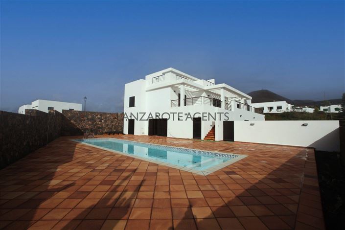 Image No.1-6 Bed Villa for sale