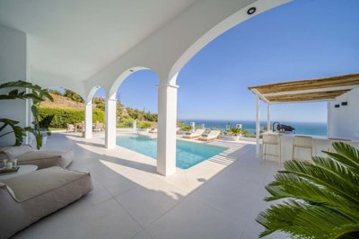 Pool - Outdoor kitchen