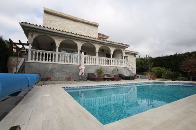 VILLA AND POOL