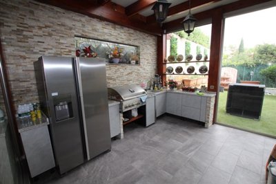 OUTDOOR KITCHEN