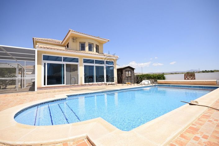 Image No.1-4 Bed Villa for sale