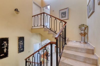 staircase-to-2nd-floor