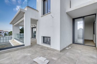 bedroom-1-and-balcony-2